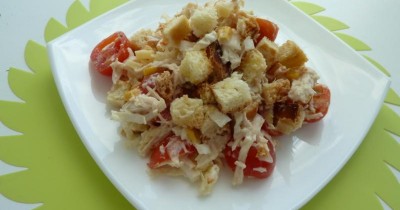 Салат с сухариками, кукурузой, сыром и помидорами черри