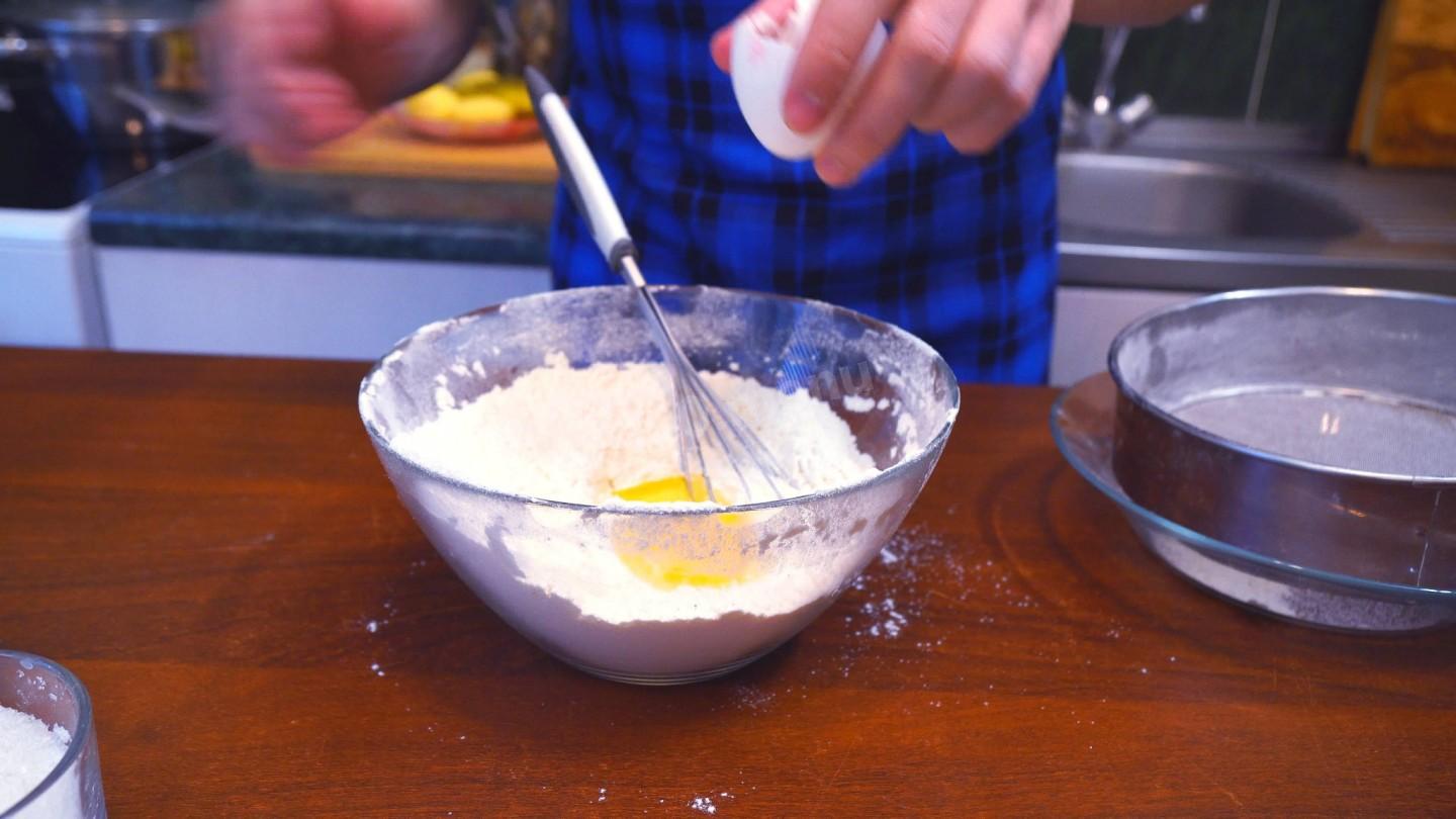 Тесто кефир сода без яиц. Тесто для оладий на кефире в миске. Кефир сода мука оладьи. Тесто для оладий на кефире в миске с сахаром. Фокус с яйцом и содой.