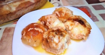 Котлеты запеченные с картофелем в подливе в духовке