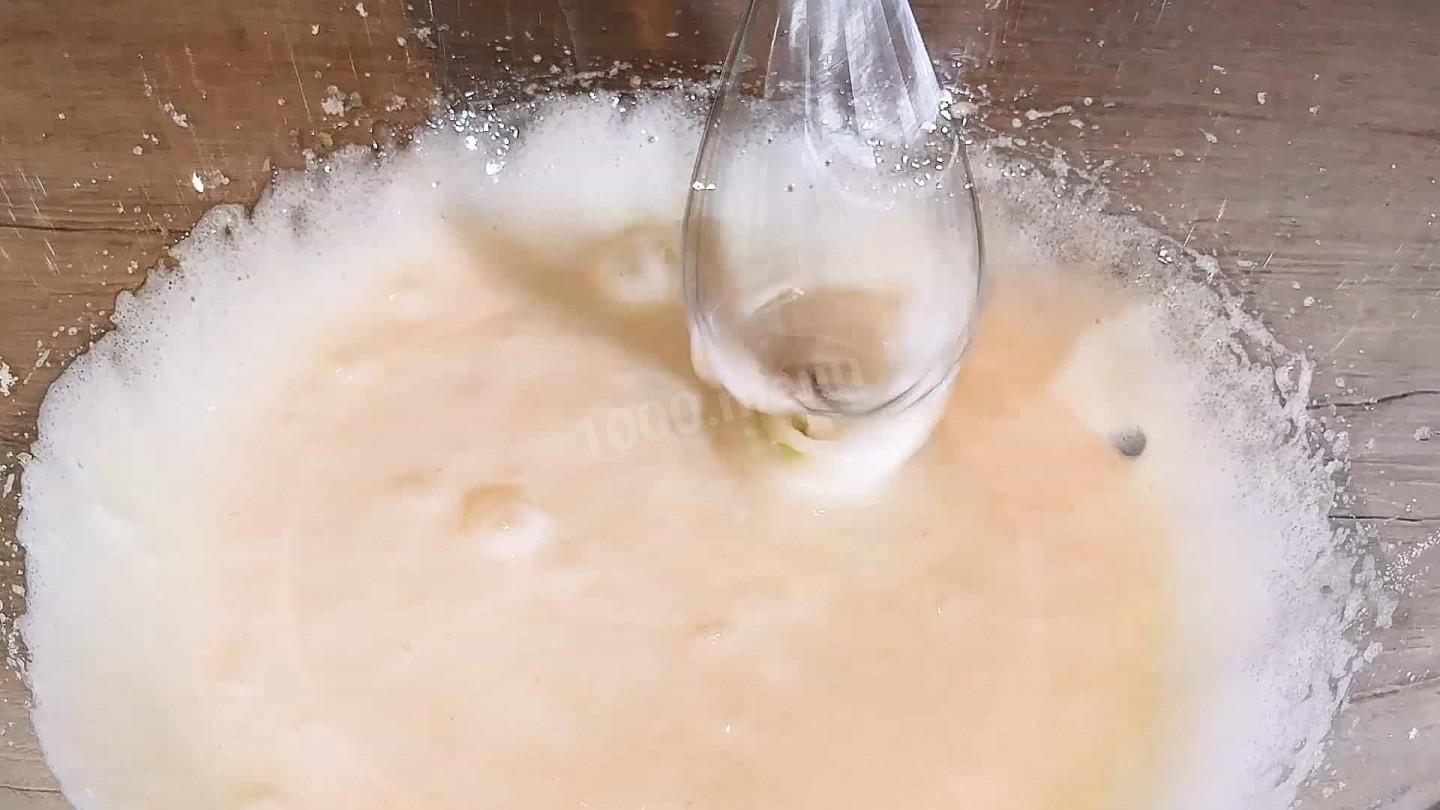 Стакан кефира стакан сахара стакан муки. Пышная светлая масса из яиц и сахар. Мокрый пирожок. Стакан со сметаной наклон. Бабушка мука.