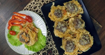 Гнезда с фаршем и сыром на сковородке