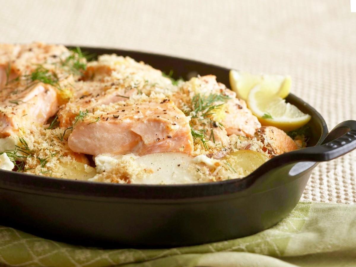 Как приготовить лосось в духовке с картошкой?