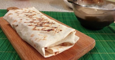 Шаверма с соусом на ряженке сметане и майонезе