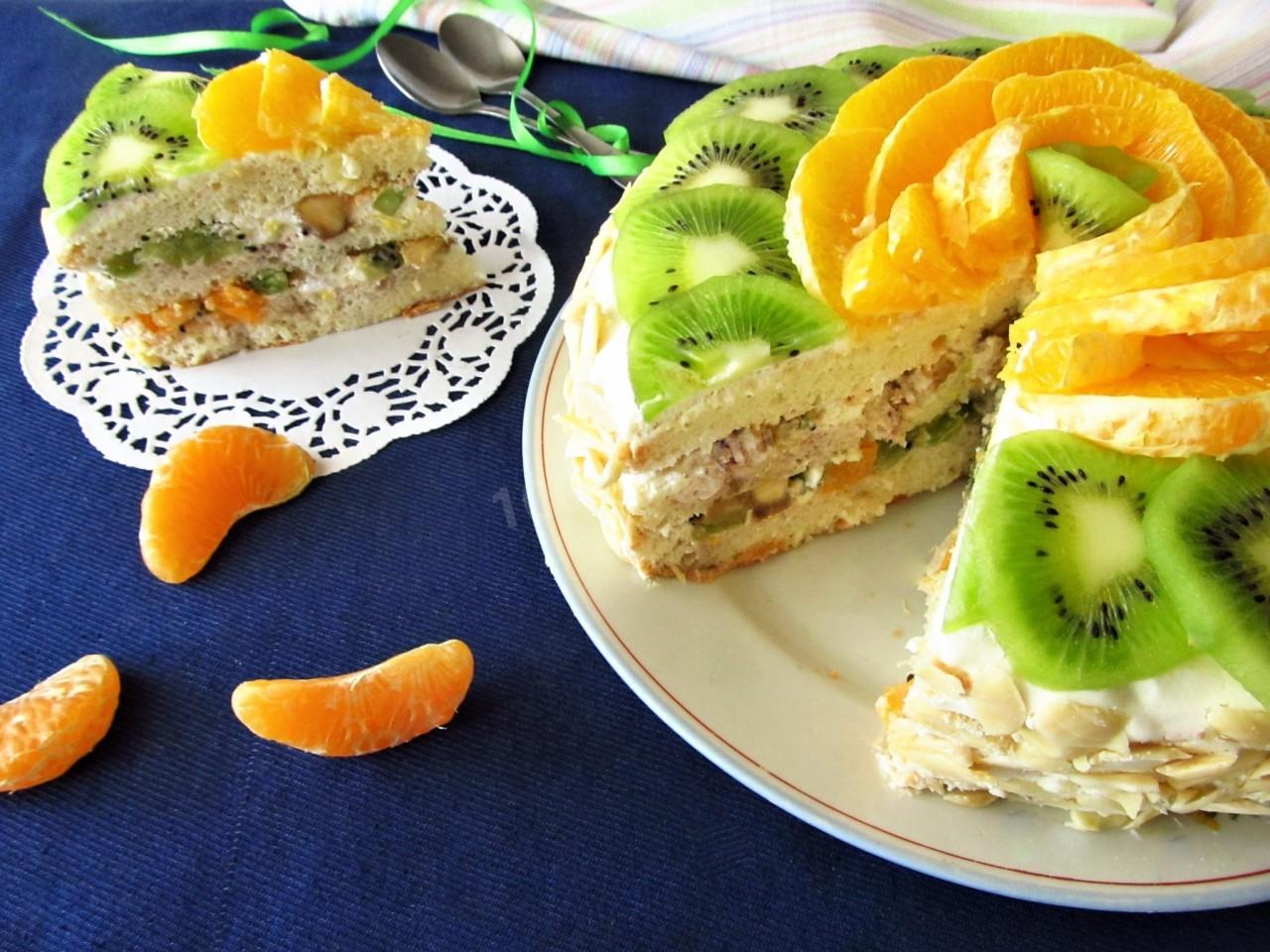 Торт киви апельсин. Торт с киви и бананом бисквитный. Торт фруктовый бисквитный. Фруктовый торт с бисквитом и фруктами. Украшение торта апельсинами и киви.