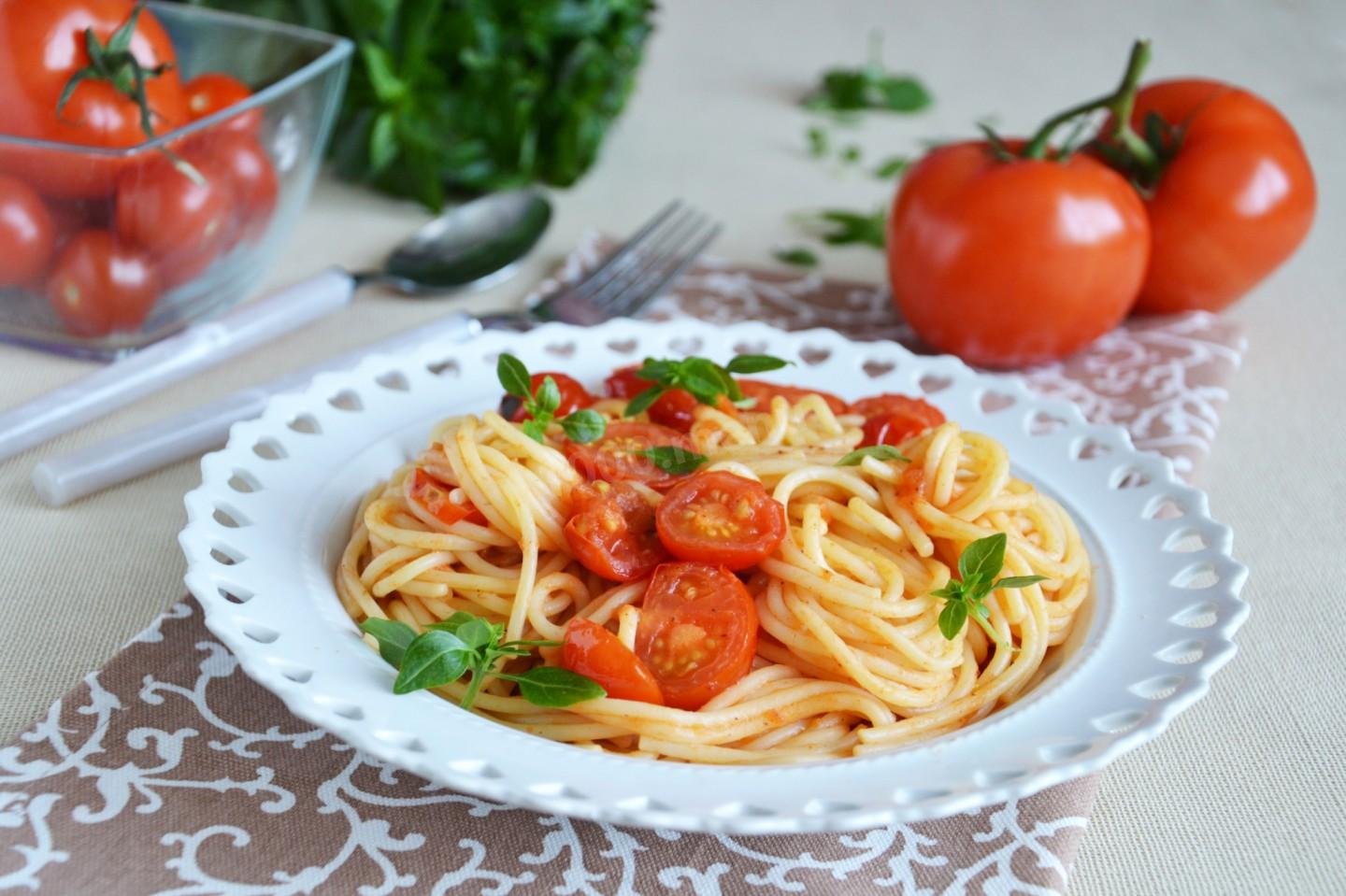 Например макароны. Итальянская паста с помидорами и базиликом. Паста Арабьята с помидорами черри. Спагетти с помидорами. Макароны с томатом.