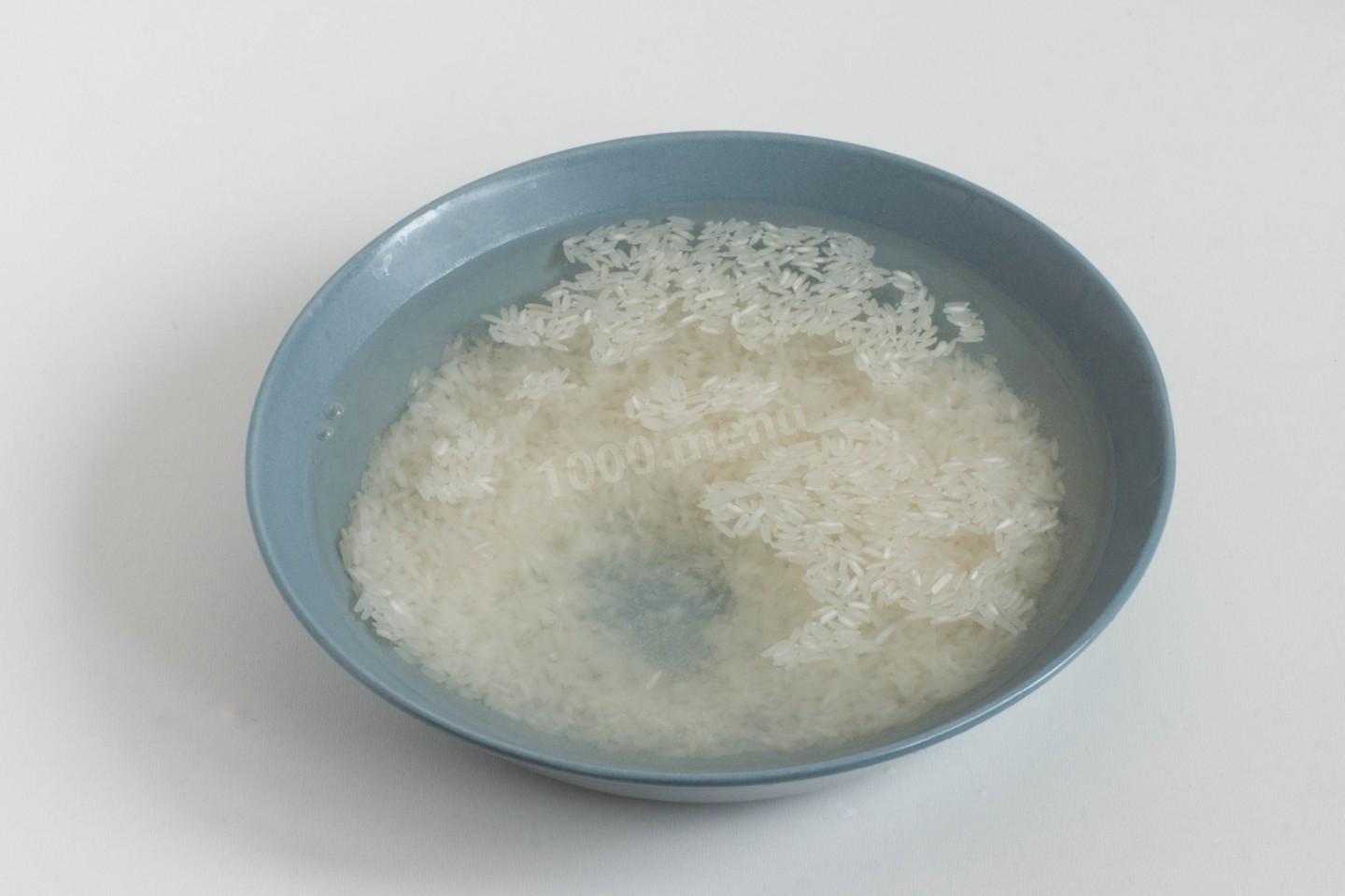Какой водой заливают рис холодной или горячей
