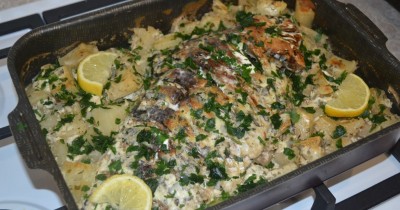 Карась запеченный в сметане с картошкой