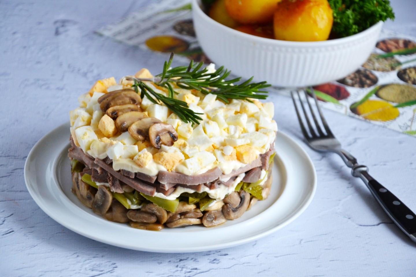 Салат свинина яйцо. Салат с грибами. Салат с языком. Слоеный салат с жареными шампиньонами.