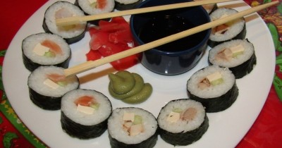 Суши с креветками красной рыбой и сливочным сыром