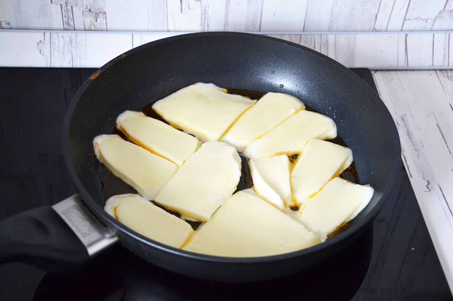 Сырыми можно жарить. Жареный сыр сулугуни. Сулугуни на сковороде. Сыр на сковороде. Сулугуни жареный на сковороде.