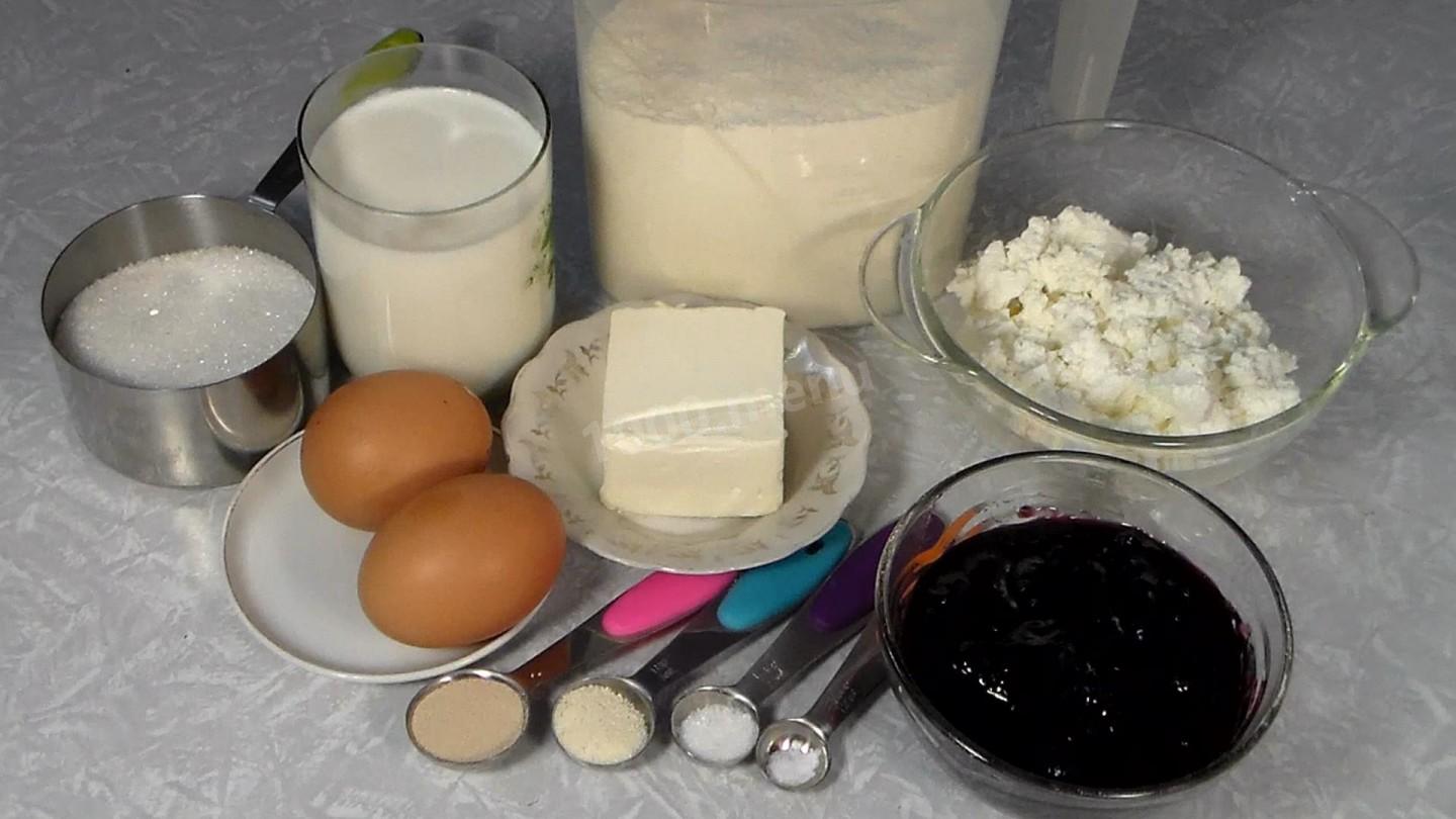 Простой рецепт мука сахар. Ватрушка с творогом Ингредиенты. Молоко яйца мука сахар творог. Молоко яйцо и манка. Яйцо манка молоко сахар мука.