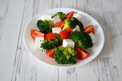 salat-s-brokkoli-pomidorami-i-fetoi_1552038817_7_min.jpg