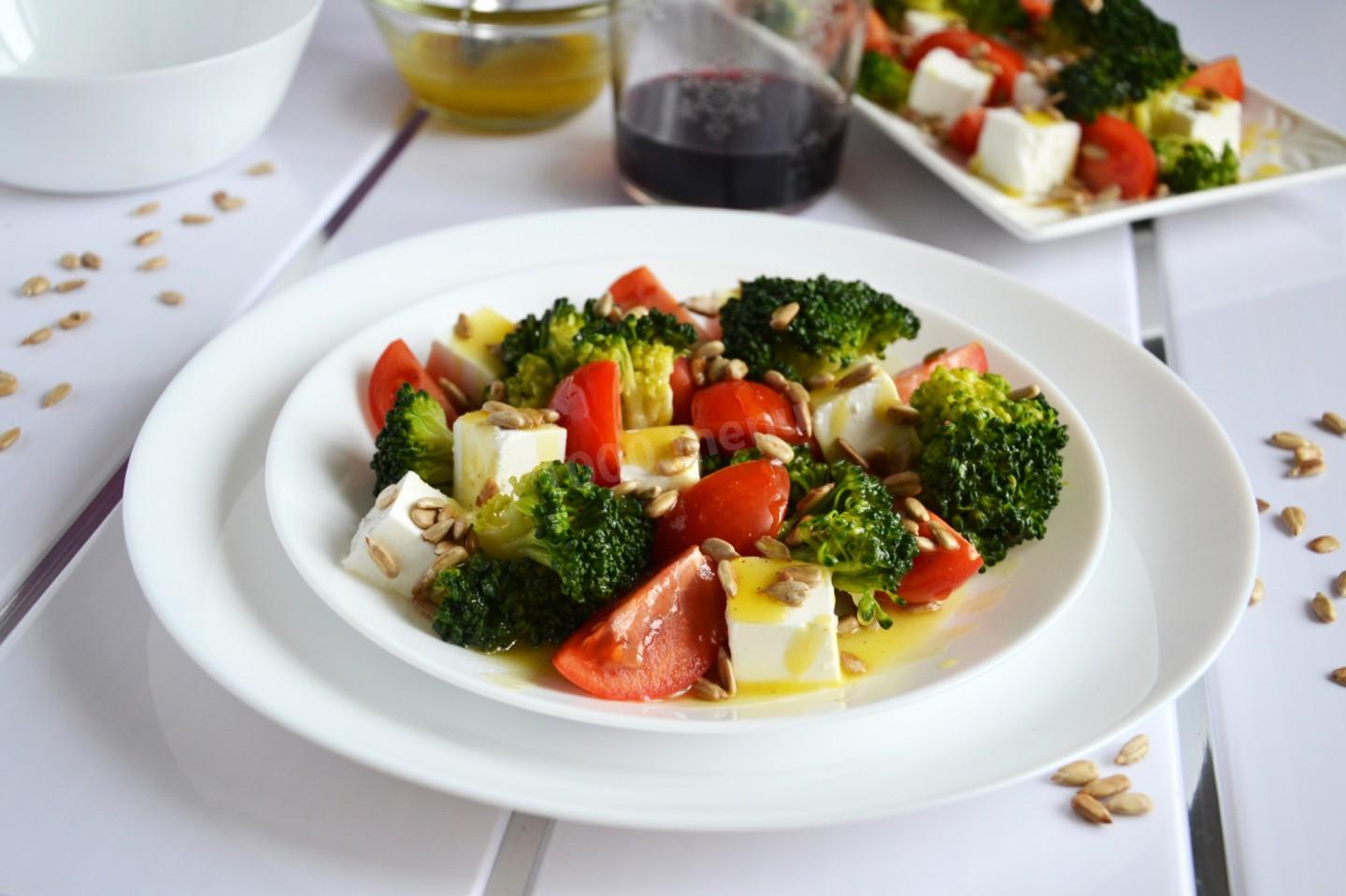 salat-s-brokkoli-pomidorami-i-fetoi_1552332987_9_max.jpg