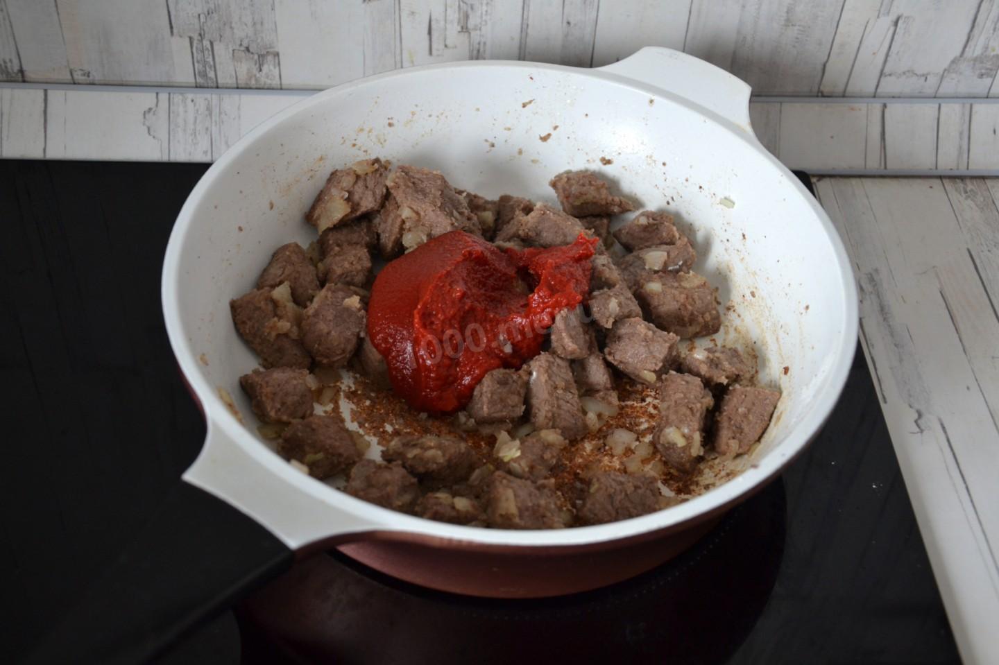 Гуляш из говядины с подливкой рецепт классический на сковороде пошагово с фото