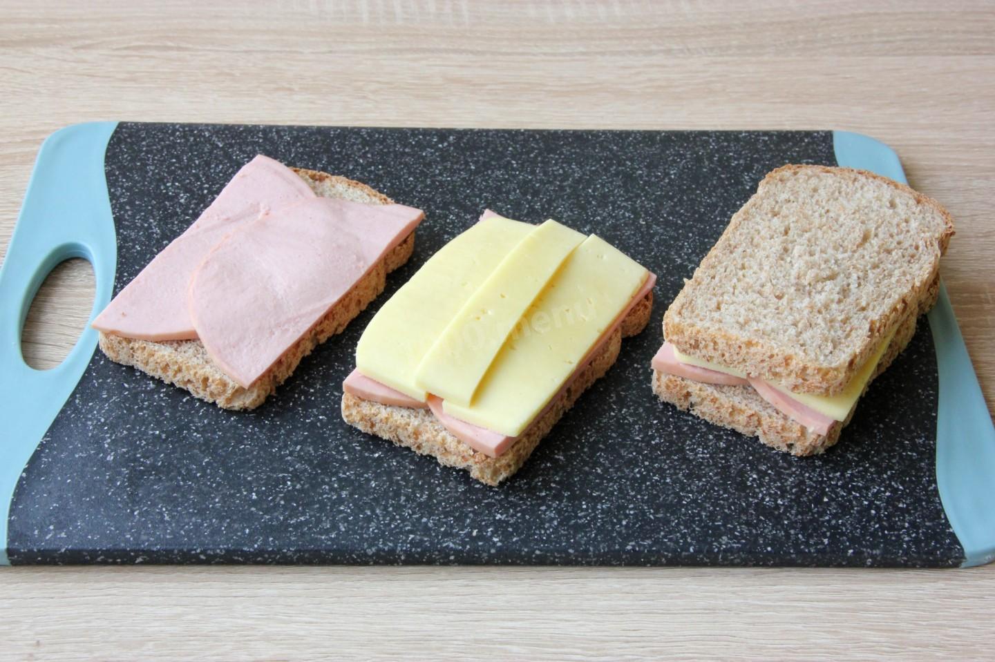 Бутерброд с сыром и колбасой фото
