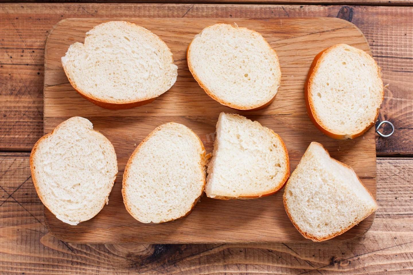 Белый хлеб на сковороде рецепт. Жареный хлеб с яйцом. Хлеб со сметаной. Бутерброды с обжаренным хлебом. Яйцо в хлебе на сковороде с колбасой.