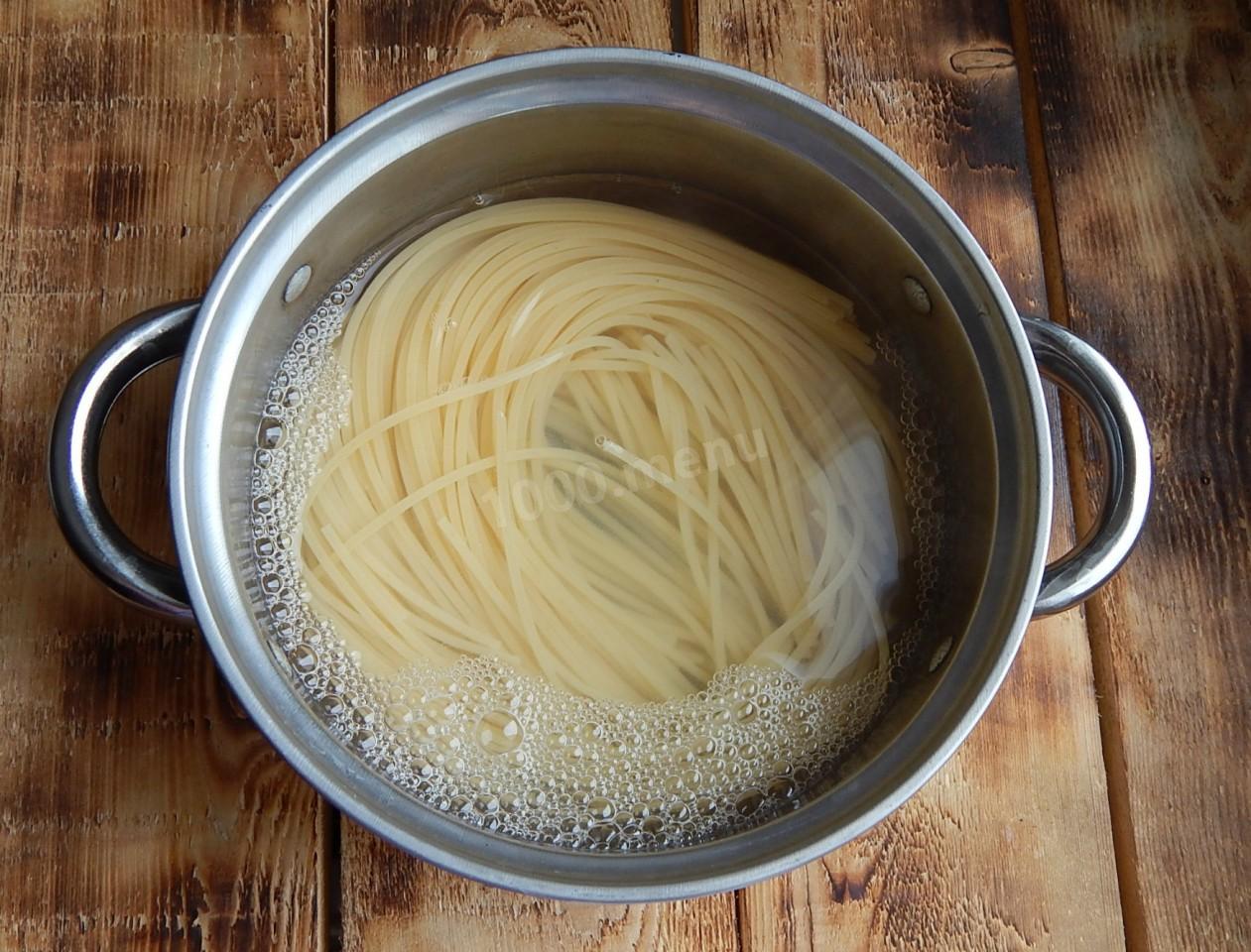 Как правильно готовить лапшу. Отварить лапшу. Лапша вареная. Кастрюля для спагетти. Лапша в кастрюле.