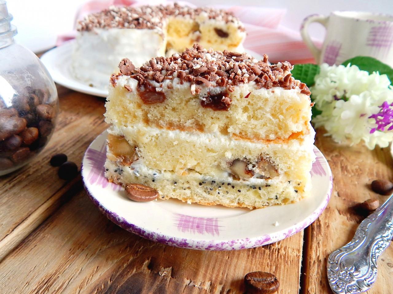 Ореховый торт рецепт в домашних. Маковый торт Королевский. Маковый бисквитный торт. Торт с маком изюмом и орехами. Торт с изюмом маком и грецким орехом.