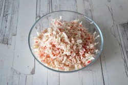 лаваш с крабовыми палочками и яйцом и плавленным сыром пошаговый рецепт. ruletiki iz lavasha s krabovymi palochkami 1554049065 3 min. лаваш с крабовыми палочками и яйцом и плавленным сыром пошаговый рецепт фото. лаваш с крабовыми палочками и яйцом и плавленным сыром пошаговый рецепт-ruletiki iz lavasha s krabovymi palochkami 1554049065 3 min. картинка лаваш с крабовыми палочками и яйцом и плавленным сыром пошаговый рецепт. картинка ruletiki iz lavasha s krabovymi palochkami 1554049065 3 min. Красивый, оригинальный, без майонеза, праздник каждый день! Рулет из лаваша с крабовыми палочками не только эффектно выглядит, он еще и очень вкусный! Обычно такие рулеты промазывают майонезом, в этом же рецепте для начинки используются два вида сыра. Эти пестрые рулетики украсят стол в будни и на праздники!