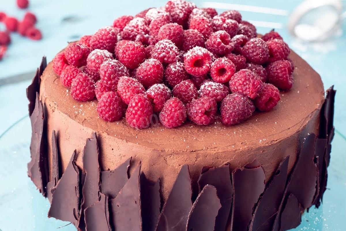 Торт с малиной рецепты с фото. Шоколадный торт с малиной. Торт с малиной красивый. Украшение торта малиной. Шоколадно малиновый торт.