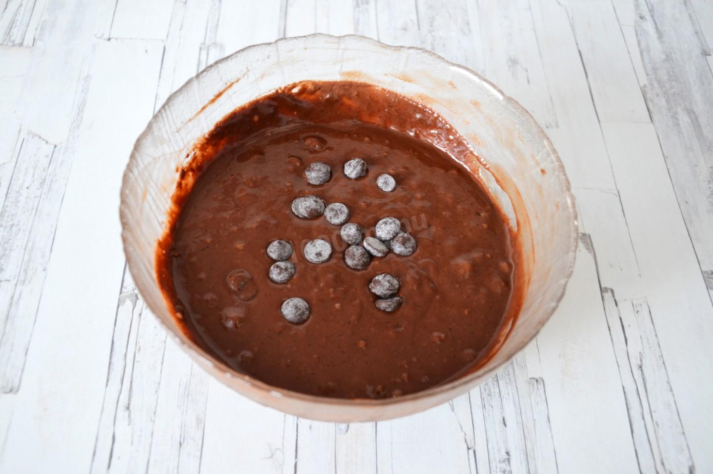Рецепты с шоколадными каплями. Мокрый шоколадный кекс. Шоколадное тесто мука. С капельками шоколада кекс.