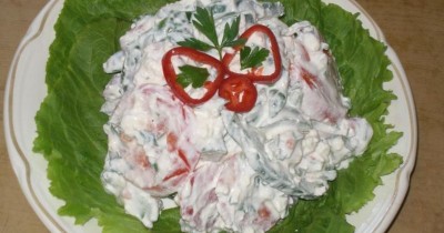 Салат болгарская брынза с помидорами и перцем и огурцами
