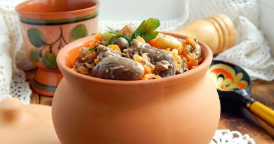 Куриные сердечки тушеные с морковью и луком