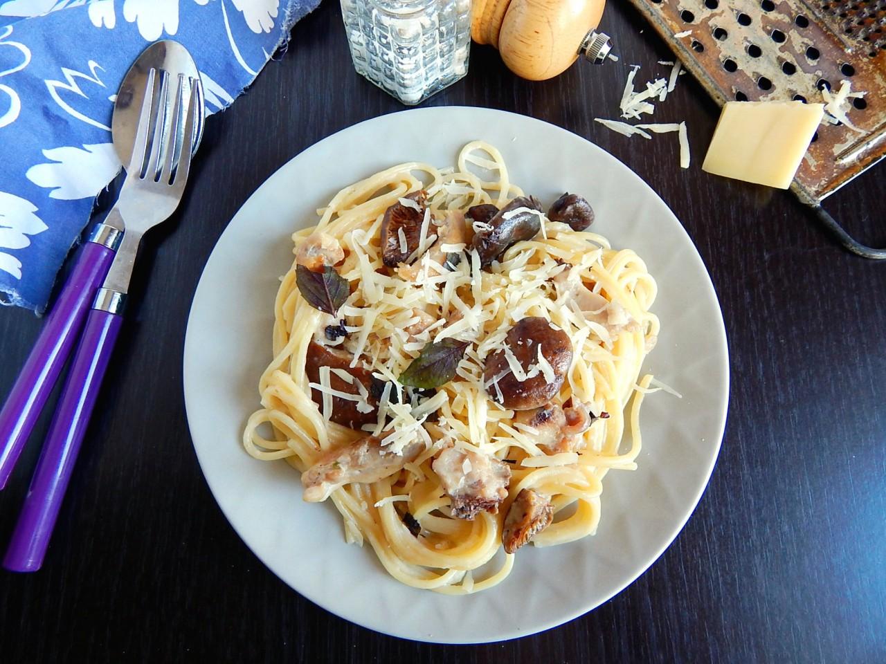 Спагетти с курицей и грибами в сливочном соусе с сыром рецепт с фото