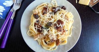 Спагетти с курицей сыром и грибами в сливочном соусе