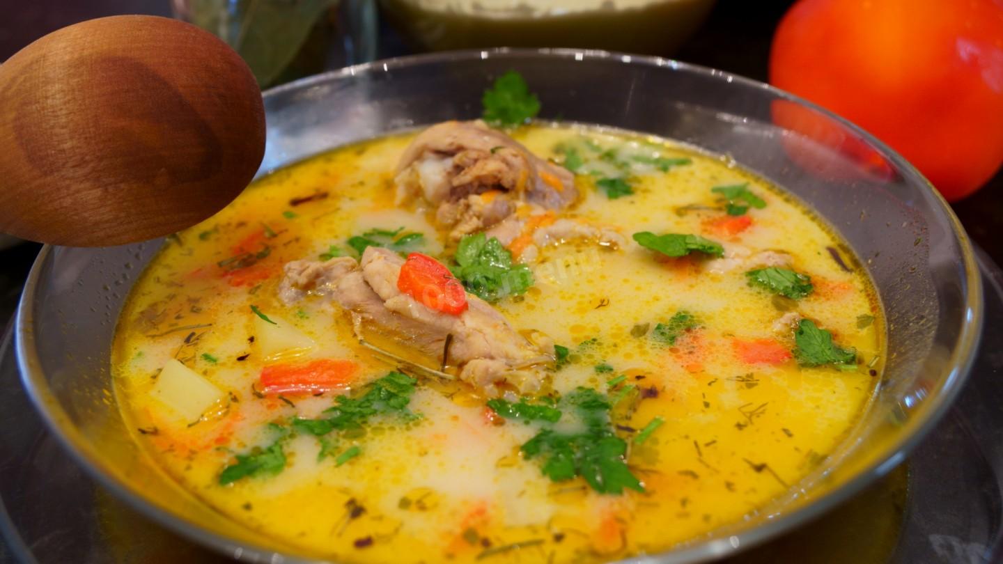 Приготовление вкусного супа. Суп с курицей. Супчик на обед. Сырный суп с курицей. Обед суп куриный.