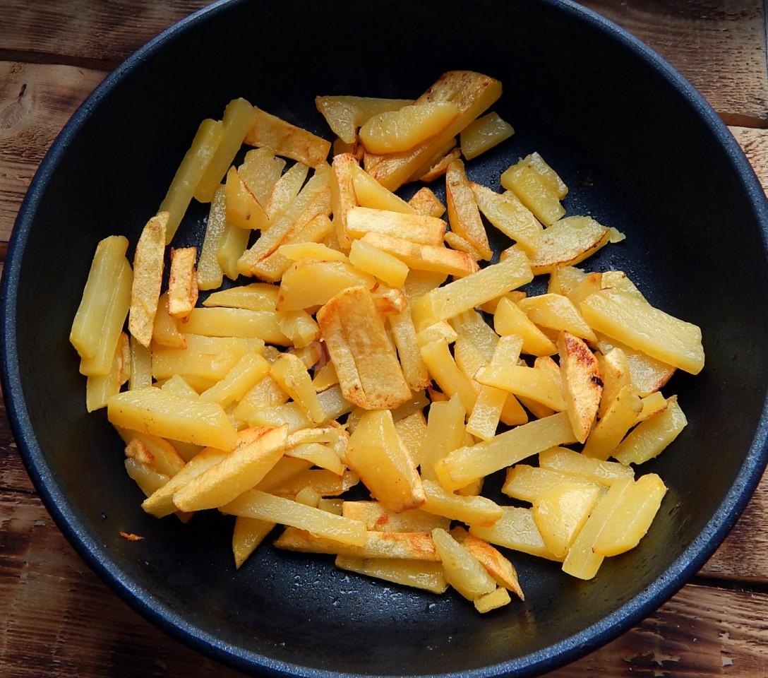 Жареная картошка посыпана пряными. Jarenaia kartoshka. Жареный картофель. Жареная вареная картошка. Жареная картошка на сковородке.