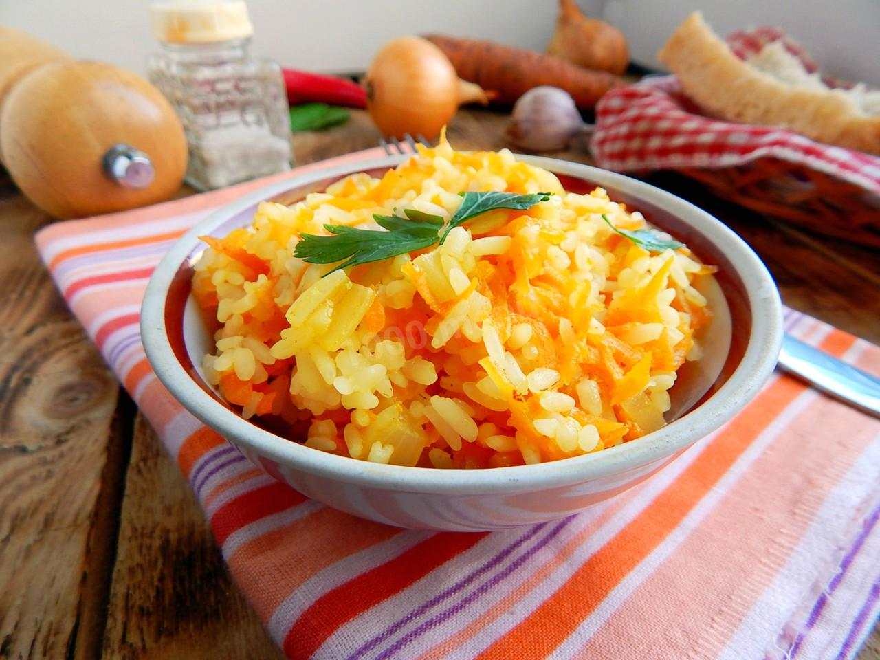 Рис с обжаркой с луком и морковью