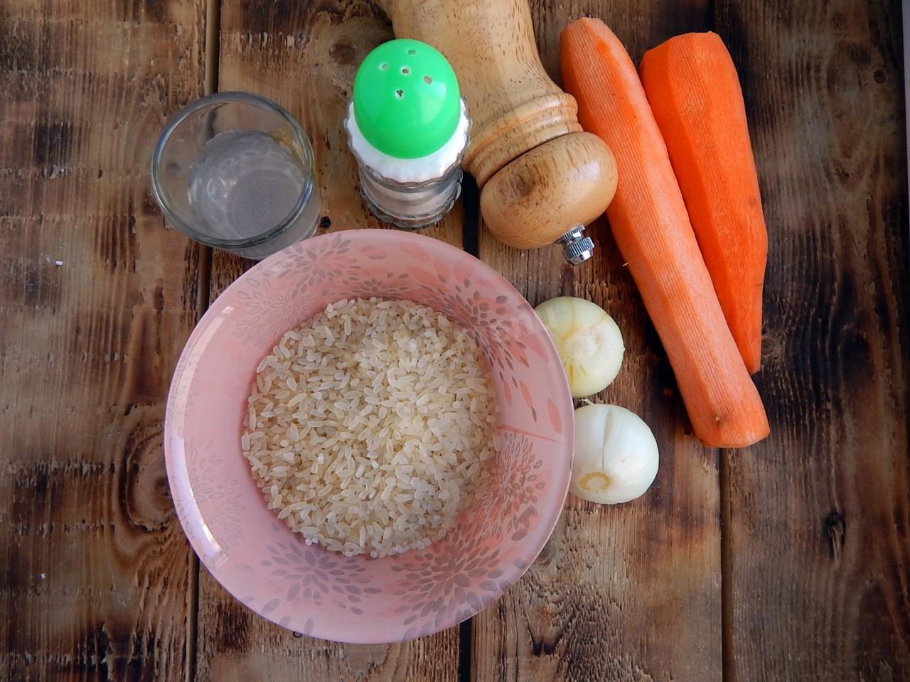 Ингредиенты для риса. Ингредиенты сковорода с морковью и луком. Полка для морковь и лук.