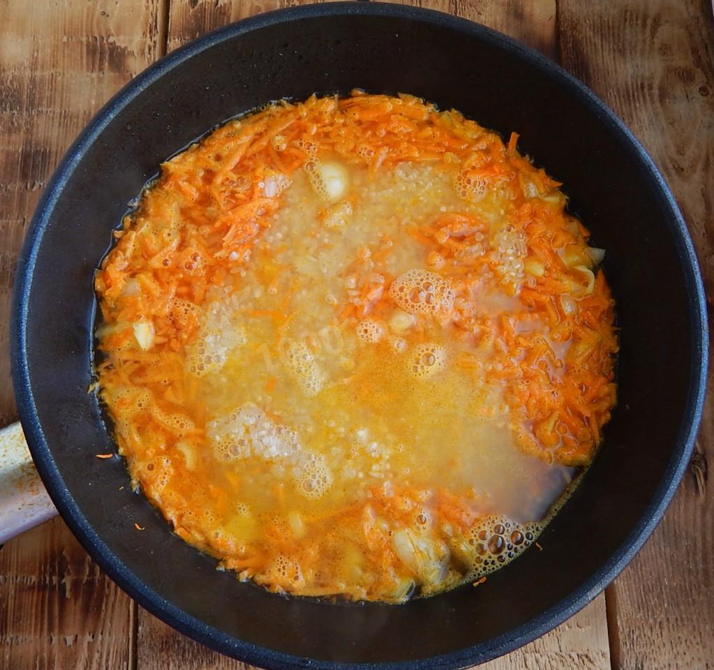 Простой рецепт риса на сковороде. Рис с морковью и луком на сковороде. Рис с морковью на сковороде. Рис с морковкой и луком на сковороде. Рис на сковородке с луком.