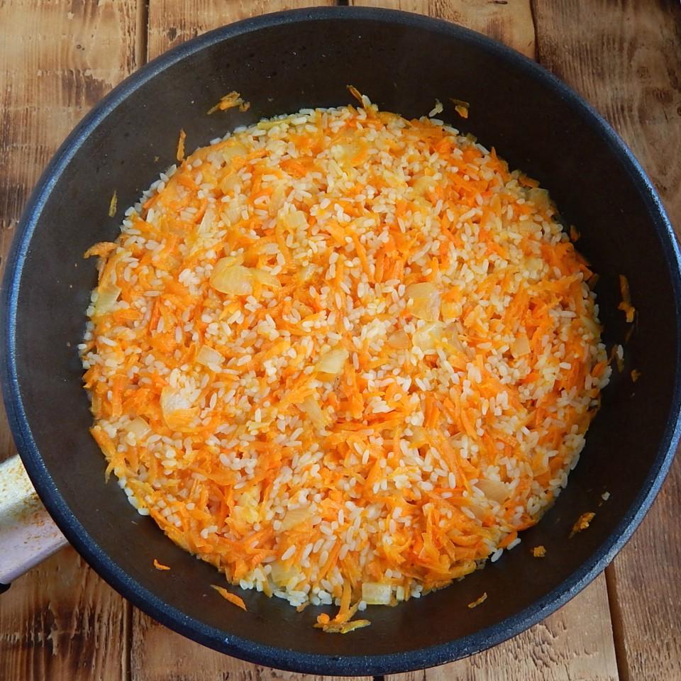 Вкусный рис с морковью и луком. Рис жареный на сковороде с морковью и луком. Рис с морковью и луком на сковороде. Рис пассированный. Рис с морковкой и луком.