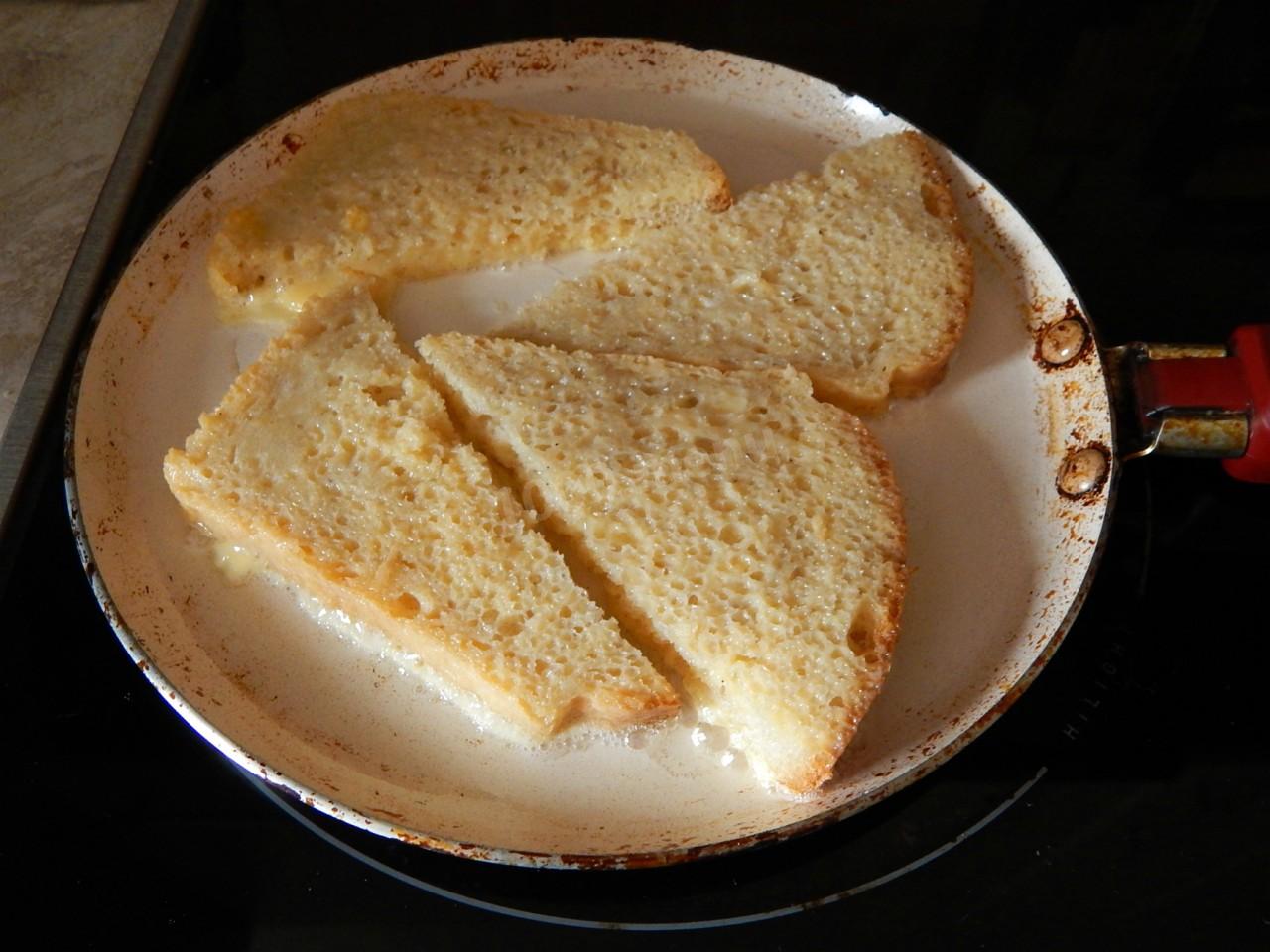 Белый хлеб на сковороде рецепт. Гренки из белого хлеба. Гренки из белого хлеба на сковороде. Жареный хлеб с яйцом и молоком на сковороде. Хлеб молоко яйца.