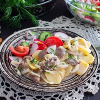 Куриные сердечки в духовке с картошкой