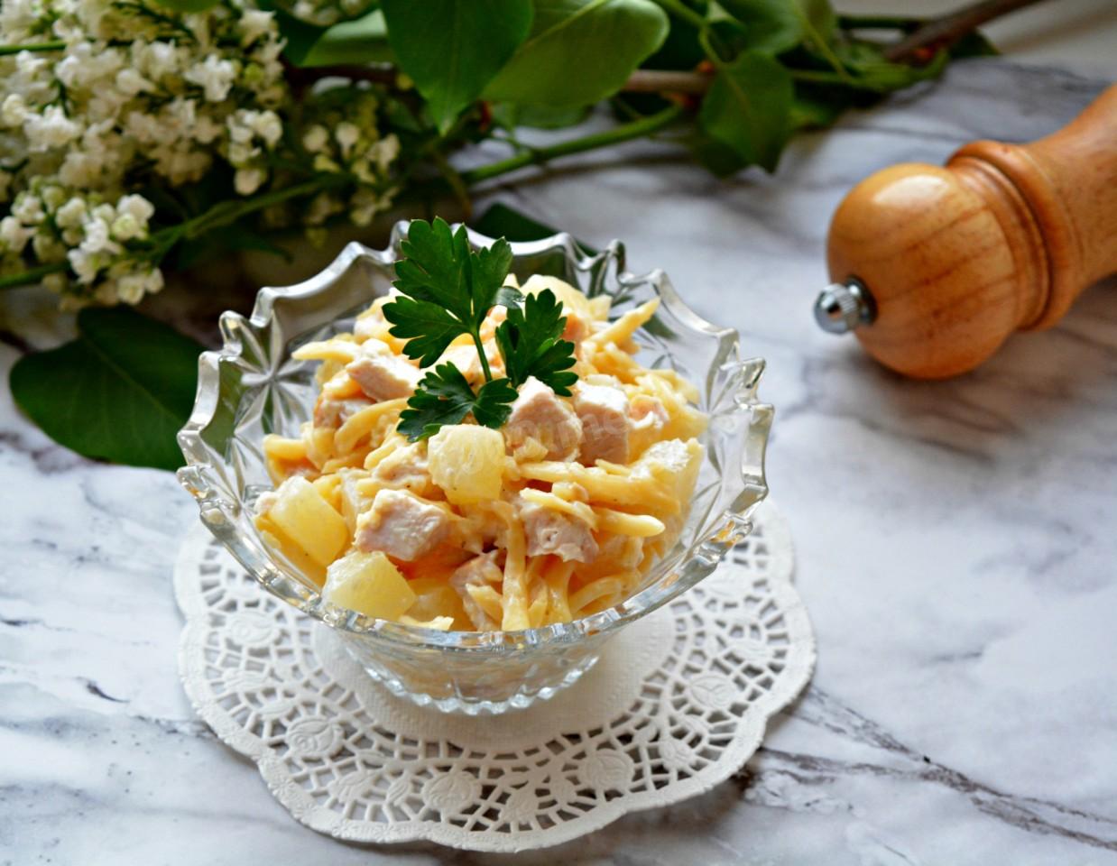 Курица с ананасами и сыром салат рецепт с фото