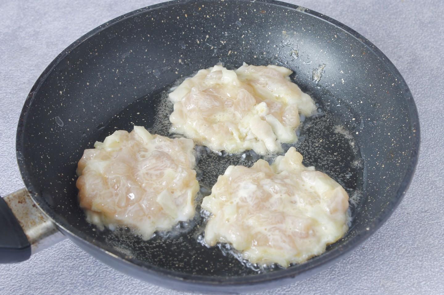 Рубленные котлеты из свинины с крахмалом и майонезом на сковороде рецепт с фото