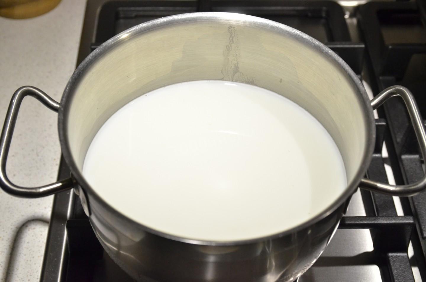 Нагрейте молоко в кастрюле