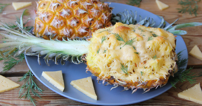Запечённый ананас с сыром и курицей в духовке на праздник