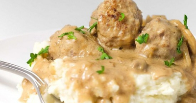 Биточки рыбные с гарниром из риса и подливой