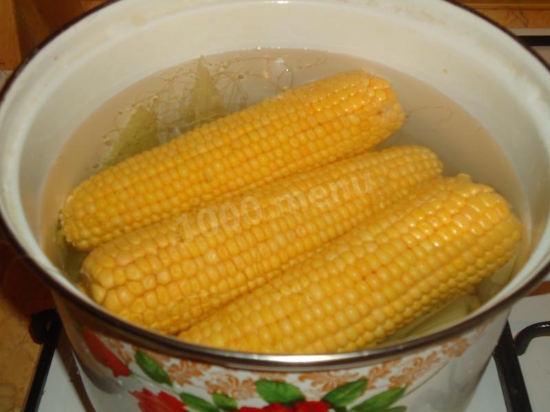 Варить початках в кастрюле. Вареная кукуруза. Кукуруза в кастрюле. Вареная кукуруза в кастрюле. Вареная кукуруза на тарелке.