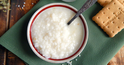 Жидкая рисовая каша на молоке