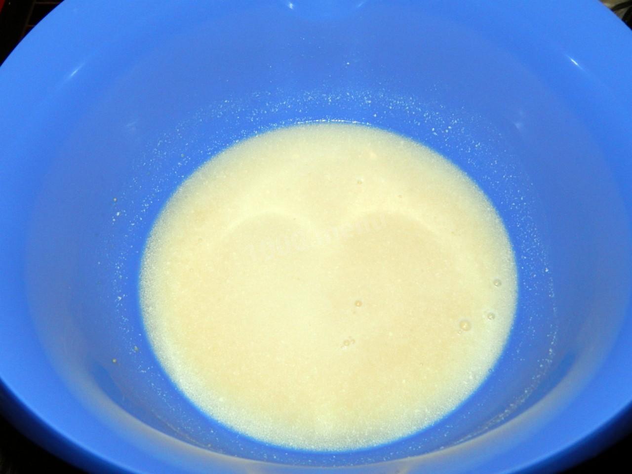 Приготовить эмульсию. Тесто с пузырьками. Пузырек с маслом на водяной бане. Пирожки на водяной бане. Почему на поверхности омлета образуются пузыри.