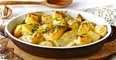 Картошка в духовке с твердым сыром, сметаной и чесноком