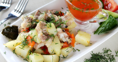 Мясо в банке в духовке с картошкой