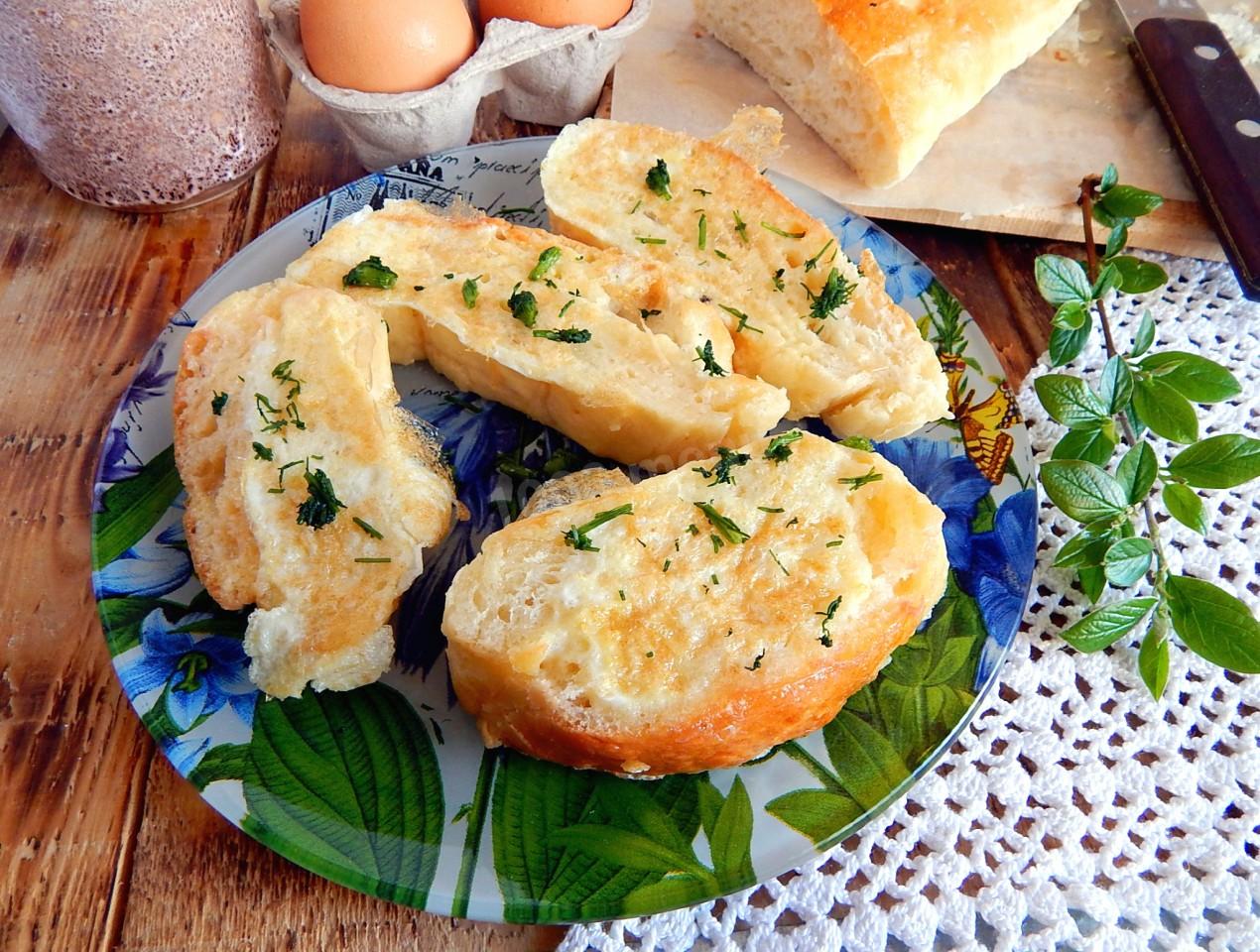 Рецепт белого хлеба с яйцом. Яичные гренки крутоны. Гренки с яйцом. Жареный хлеб с яйцом. Яичница в батоне.