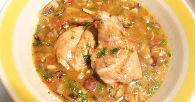 Кролик тушеный с белыми грибами в сметане на сковороде