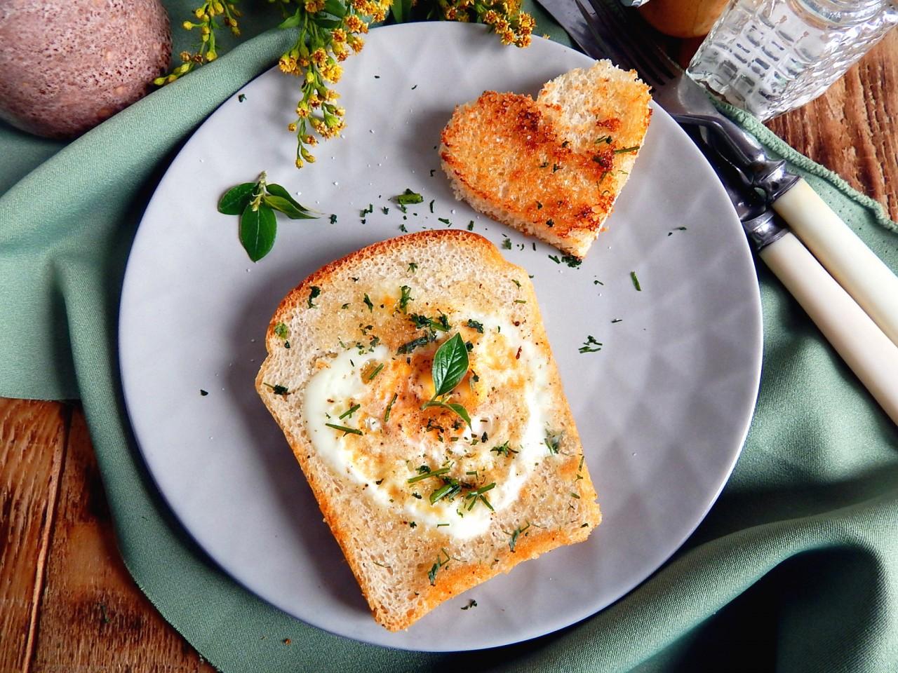 Простые рецепты быстрых завтраков. Яйцо зажаренное в хлебе. Яичница в хлебе. Яичница с хлебом на сковороде. Завтрак с яйцом и хлебом.